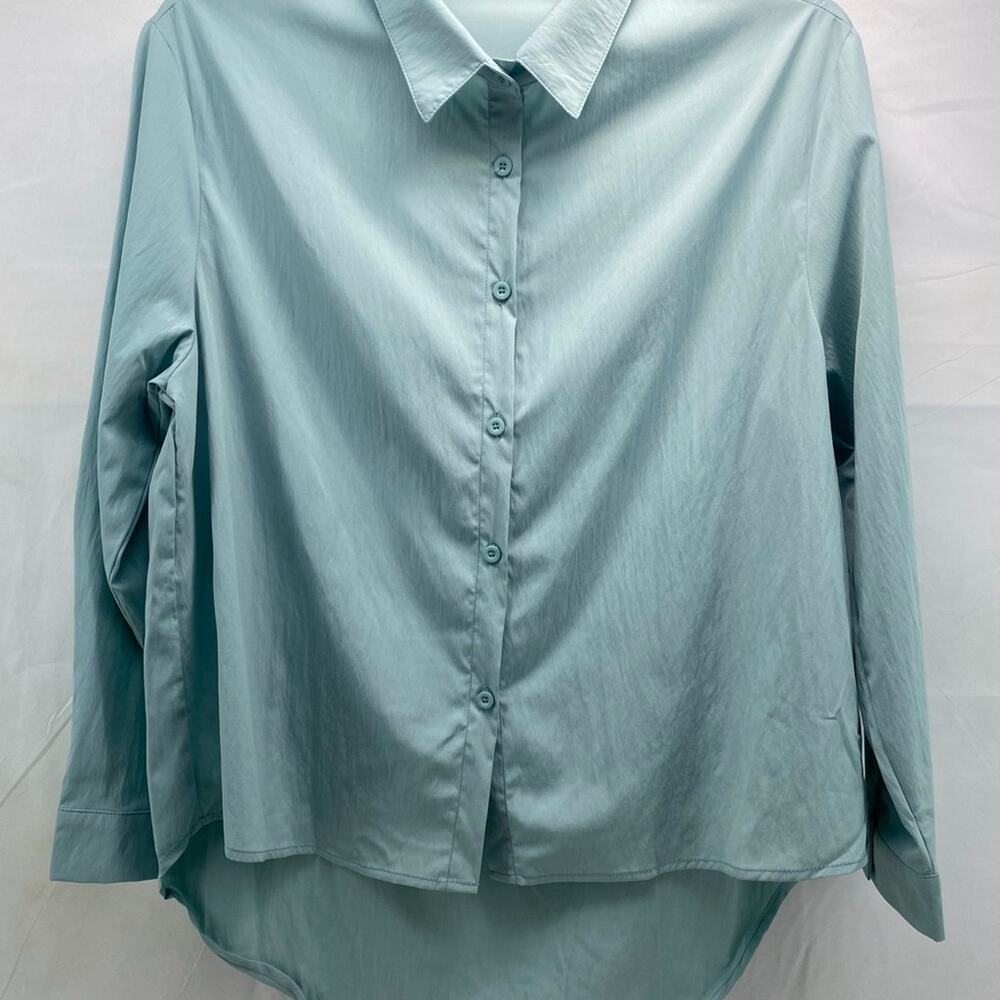 Chic Women's 1XL Button-Down Shirt in Soft teal/mint high- low design